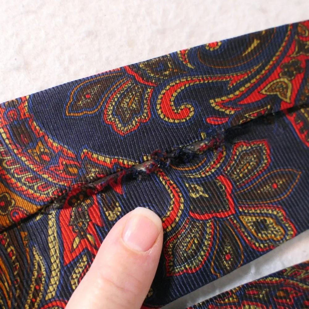 Brooks Brothers Men Silk Tie OS Navy Red Paisley Preppy Academic Ivy League READ